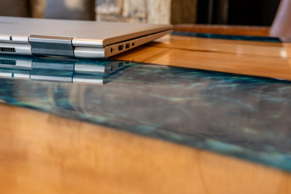 Bureau en bois massif & résine epoxy bleue – Design sur-mesure et artisanat d’art – Image 4