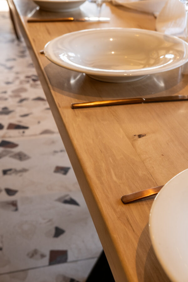 Fattura - Table à manger en charme massif & piétement métal – Minimalisme raffiné – Image 4