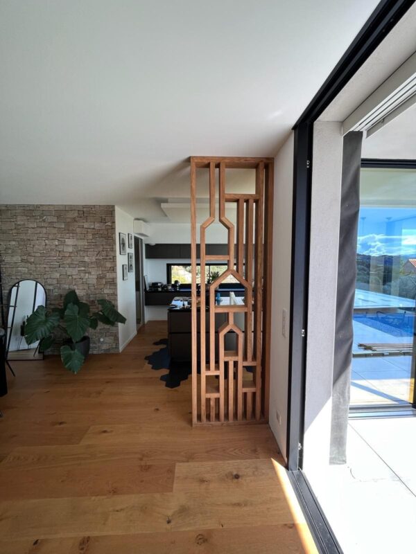 Claustra en bois massif – Élément décoratif et séparateur d’espace sur-mesure