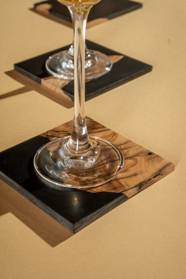 Sous-verres en olivier & résine noire – Set artisanal de 4 pièces – Image 3
