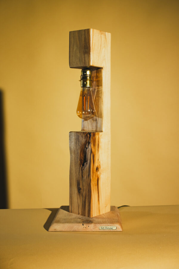 Lampe “Luce di Castagnu” – Bois de châtaignier massif & design sculptural