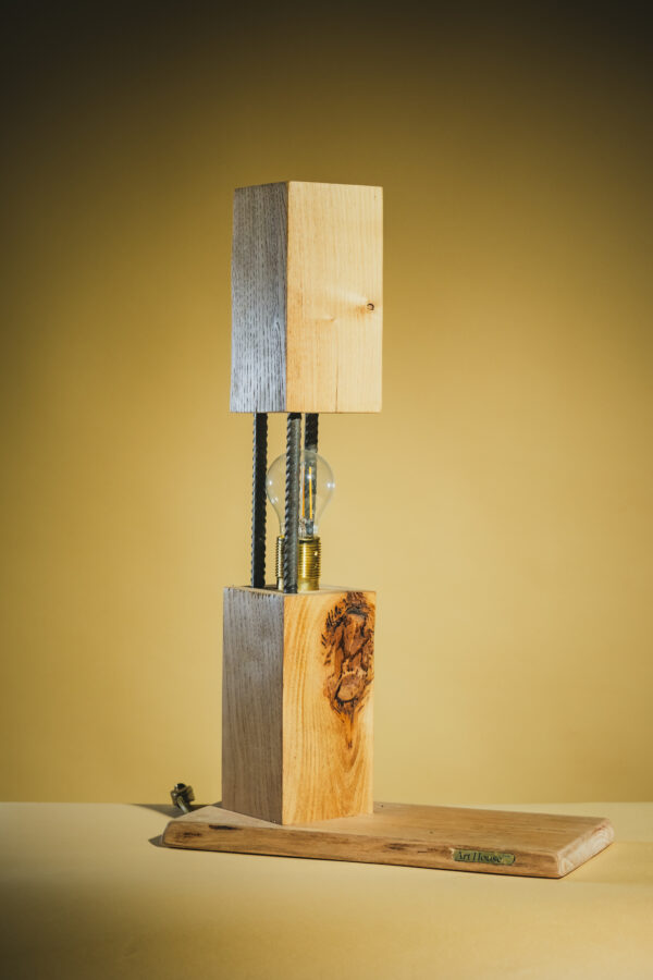 Lampe “Lume di Ferru” – Bois massif & tiges métal, design industriel-artisanal