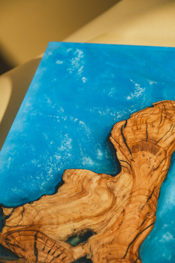 Plateau en olivier et résine epoxy bleue – Évasion artisanale & design haut de gamme – Image 2
