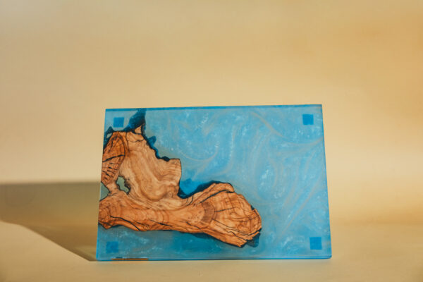 Plateau en olivier et résine epoxy bleue – Évasion artisanale & design haut de gamme – Image 3