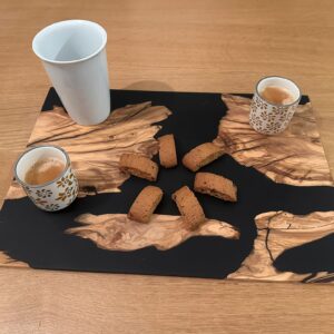 Plateau en olivier et résine epoxy noire mate – Élégance naturelle & design contrasté