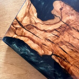 Plateau décoratif en olivier & résine epoxy émeraude – pièce artisanale personnalisable