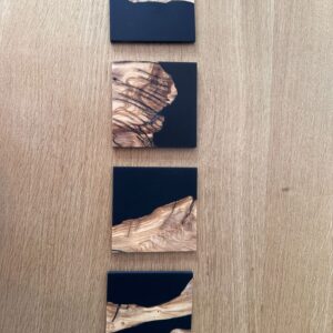 Sous-verres en olivier & résine noire – Set artisanal de 4 pièces