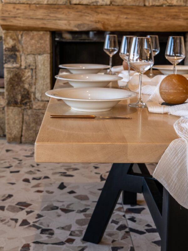 Fattura - Table à manger en charme massif & piétement métal – Minimalisme raffiné – Image 2
