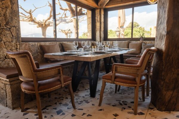 Leccia - Table à manger en chêne massif & piétement métal – Authenticité et puissance