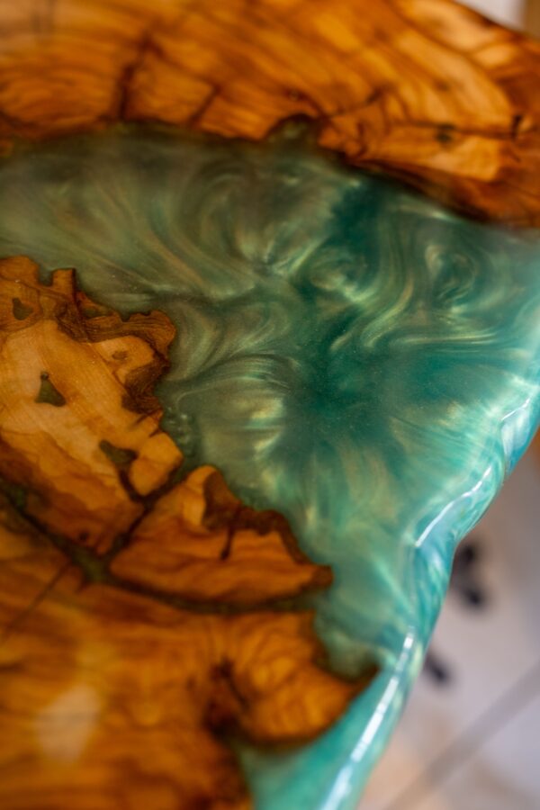 Pozzu - Table d’appoint en olivier et résine epoxy émeraude – Artisanat d’exception – Image 2