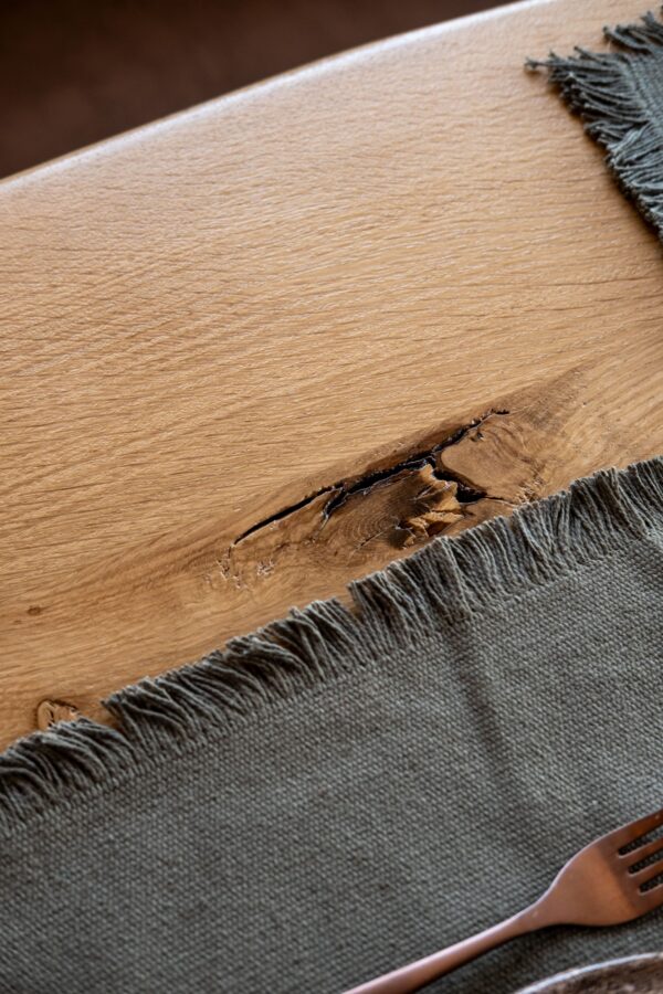 Leccia - Table à manger en chêne massif & piétement métal – Authenticité et puissance – Image 4