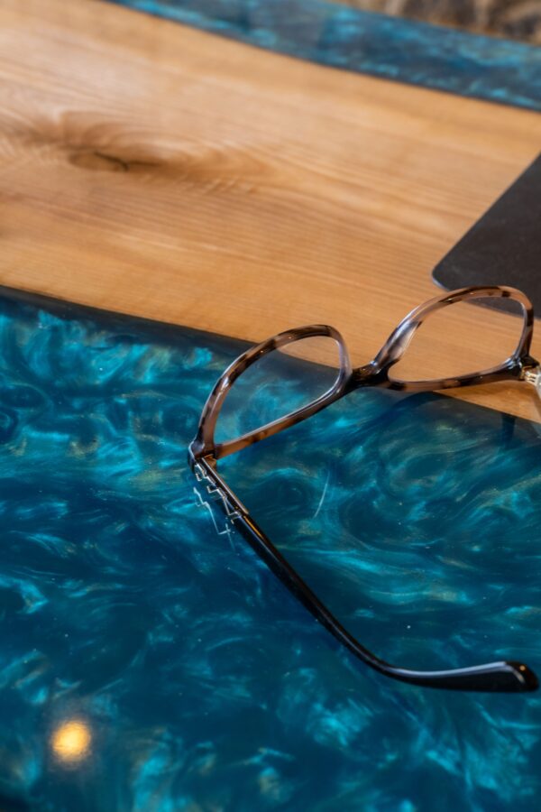 Bureau en bois massif & résine epoxy bleue – Design sur-mesure et artisanat d’art – Image 2