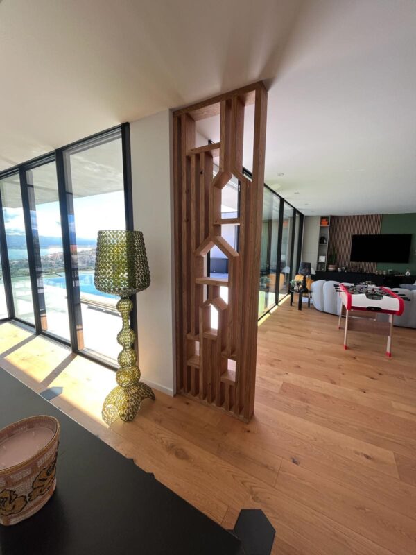 Claustra en bois massif – Élément décoratif et séparateur d’espace sur-mesure – Image 2