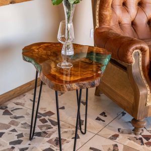 Pozzu - Table d’appoint en olivier et résine epoxy émeraude – Artisanat d’exception