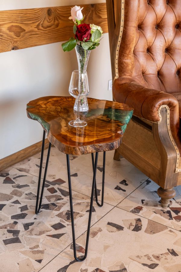 Pozzu - Table d’appoint en olivier et résine epoxy émeraude – Artisanat d’exception