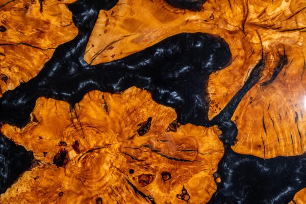 Foglia - Table basse en olivier & résine epoxy noire métallisée – Création d’exception – Image 4
