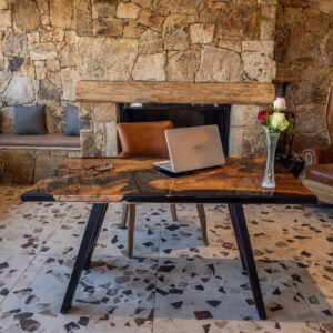 Neru - Bureau en olivier & résine epoxy noire – Élégance contemporaine et artisanat haut de gamme