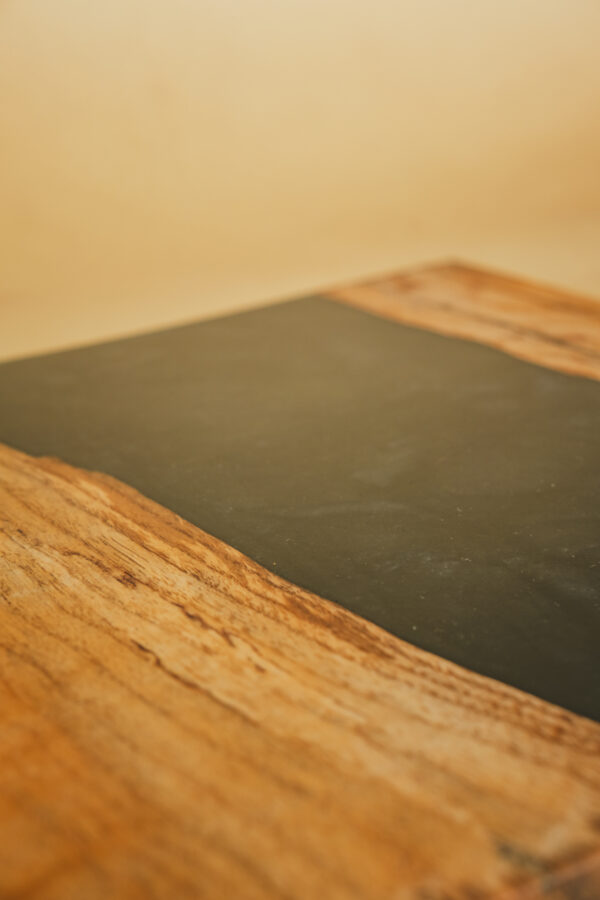 Plateau bois clair & résine epoxy noire métallisée – Image 3