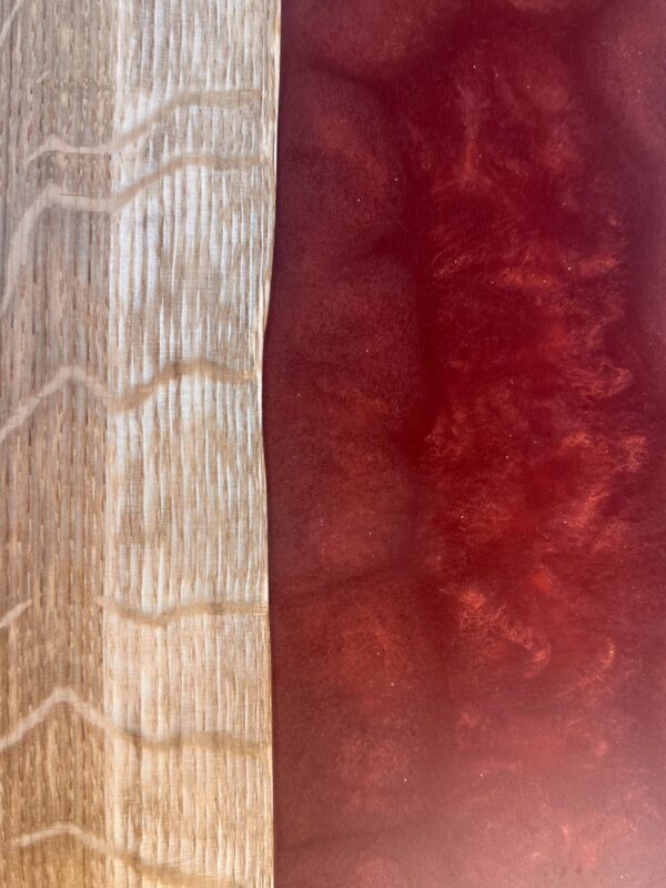 Planche en chêne et résine époxy rouge – Image 3