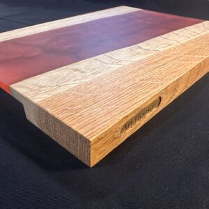 Planche en chêne et résine époxy rouge