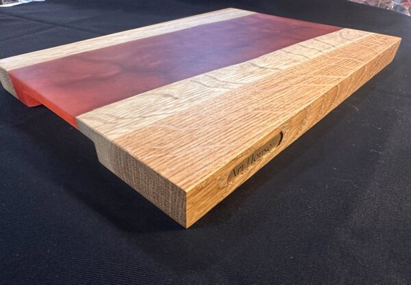 Planche en chêne et résine époxy rouge