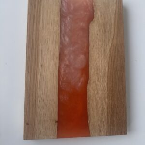 Planche apéritive en chêne et résine orange nacrée
