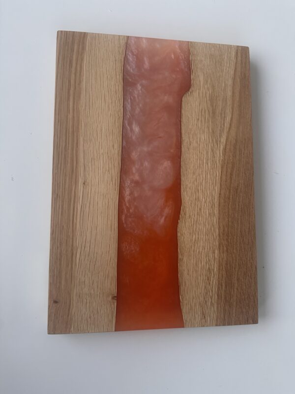 Planche apéritive en chêne et résine orange nacrée